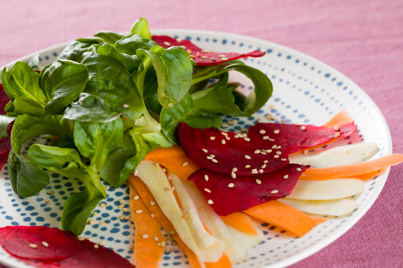 Salade colorée de légumes-racines