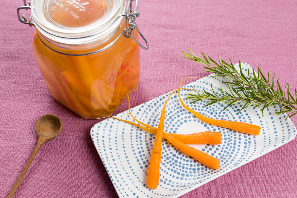 Carottes lactofermentées au romarin