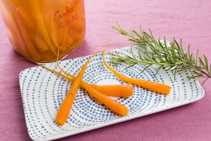 Carottes lactofermentées au romarin